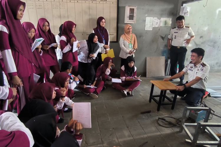 Belajar dari Balik Jeruji, 47 Siswa Sekolah Rakyat Polman Kunjungi Lapas