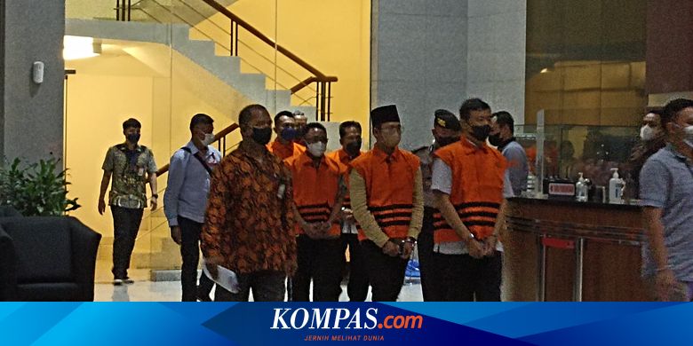 Bupati Bangkalan Abdul Latif Diborgol dan Kenakan Rompi Oranye KPK