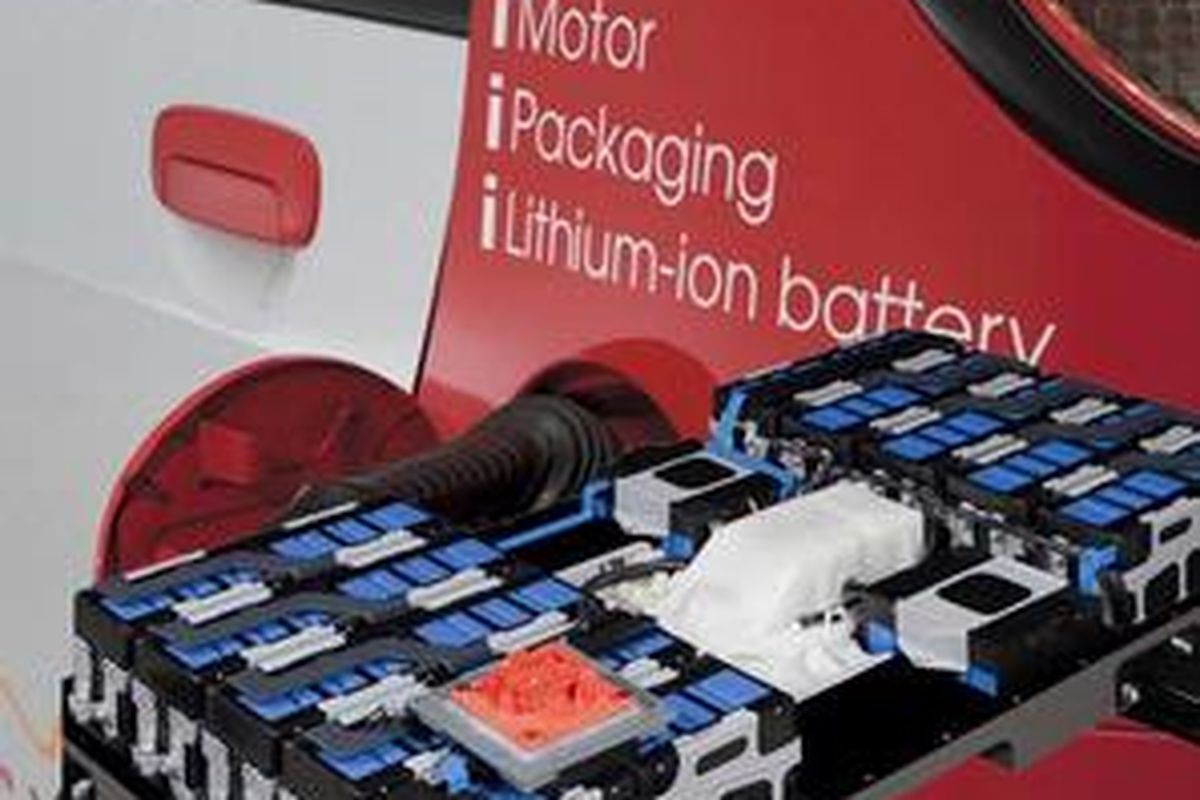 Batere Lithium-ion yang digunakan Mitsubishi pada iMiEV yang terdiri dari banyak sel.