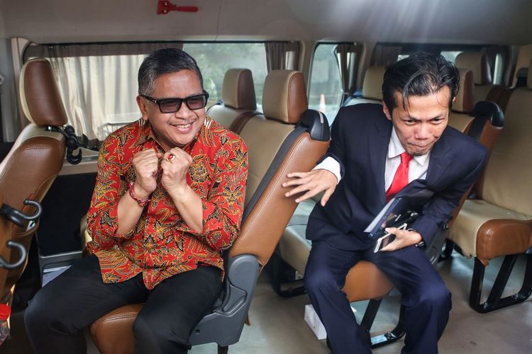 Sekjen PDIP Hasto Kristiyanto masuk ke dalam mobil usai menjalani pemeriksaan di Gedung Merah Putih KPK, Jakarta, Senin (10/6/2024). Hasto Kristiyanto menjalani pemeriksaan kurang lebih selama 4 jam sebagai saksi dalam kasus dugaan suap penetapan calon anggota DPR terpilih periode 2019-2024 dengan tersangka Harun Masiku. ANTARA FOTO/Asprilla Dwi Adha/rwa.