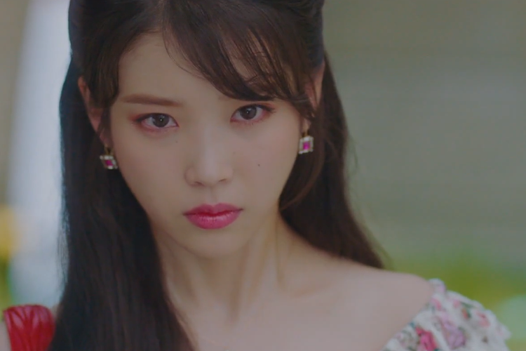 IU dalam Hotel Del Luna Episode 12.