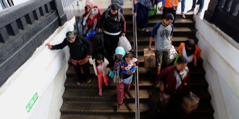 Pemudik dengan menggunakan KA Kertajaya dan Matarmaja dari Jawa Timur tiba di Stasiun Pasar Senen, Jakarta, Jumat (30/6/2017). Sejalan dengan akan berakhirnya libur Lebaran, arus balik warga dari kampung halaman terus mengalir dan diperkirakan puncak arus balik Lebaran terjadi pada 1 Juli 2017.