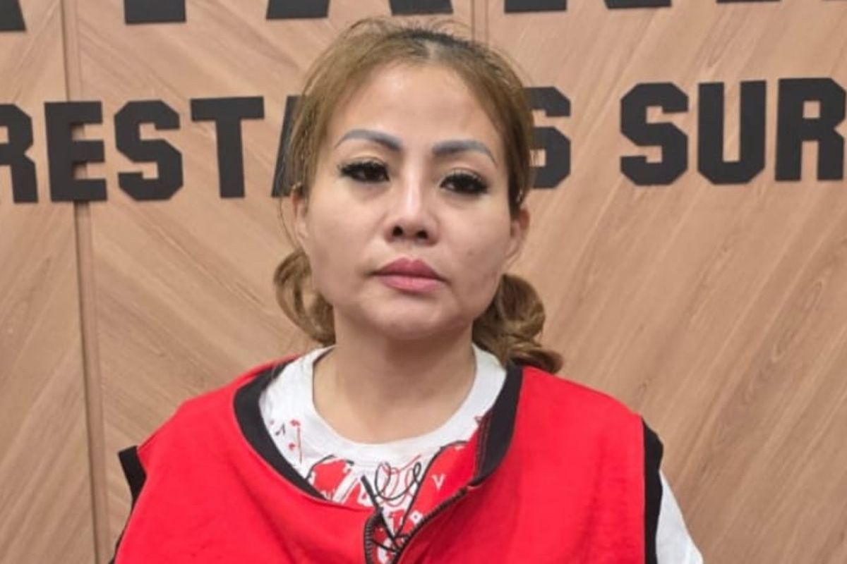 Diana saat ditahan Polrestabes Surabaya, Jumat (9/5/2025).