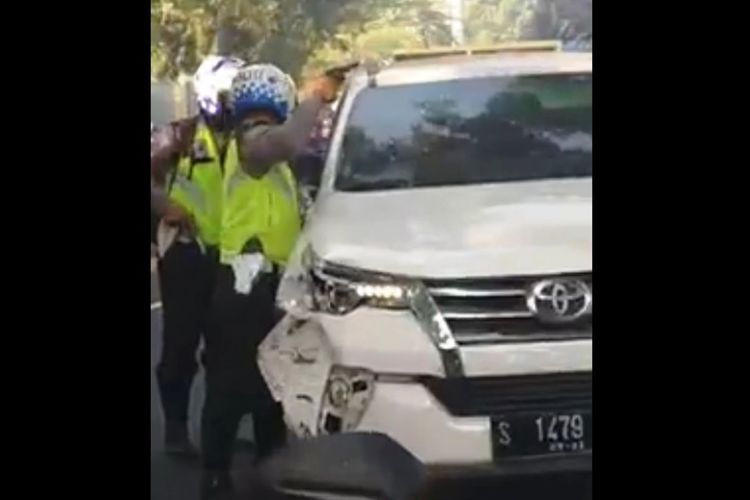 Tangkapan layar video aksi Polisi di Mojokerto Jawa Timur, menghentikan mobil Toyota Fortuner yang kabur usai menabrak pengendara motor.