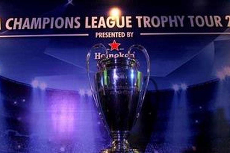 Trofi Liga Champions UEFA diperlihatkan saat jumpa pers Road to The Final di Gandaria City, Jakarta, Kamis (11/4/2013). Indonesia merupakan satu-satunya negara di Asia sebagai negara tujuan dari tur trofi yang akan diperebutkan di babak final Liga Champions UEFA di Stadion Wembley, London. KOMPAS IMAGES/KRISTIANTO PURNOMO