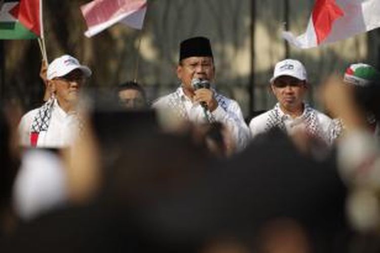 Calon Presiden Prabowo Subianto (tengah) didampingi Presiden PKS Anis Matta (kanan) dan Ketua Umum Golkar Aburizal Bakrie hadir dalam aksi solidaritas untuk Palestina di Bundaran Hotel Indonesia, Jakarta, Jumat (11/7/2014). Aksi ini merupakan bentuk solidaritas kepada Palestina yang beberapa hari terakhir di serang oleh Israel. Puluhan warga Palestina termasuk wanita dan anak-anak tewas serta ratusan lainnya luka-luka.