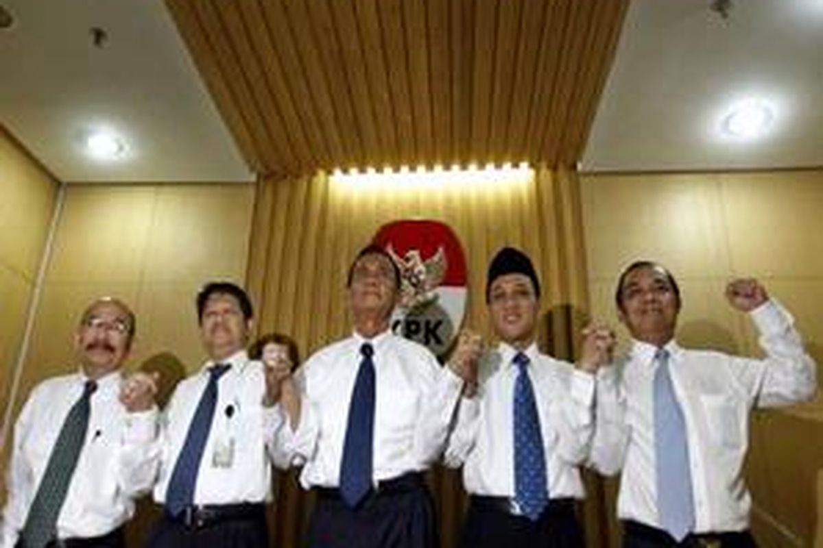 Pimpinan Komisi Pemberantasan Korupsi yang baru maupun yang lama (dari kiri ke kanan) Mas Achmad Santosa, Haryono Umar, Tumpak Hatorangan Panggabean, M Jasin serta Waluyo berkumpul saat memberikan keterangan kepada wartawan di gedung KPK, Kuningan, Jakarta Selatan, Selasa (6/10). Dalam keterangannya mereka sepakat untuk terus melanjutkan kembali agenda-agenda pemberantasan korupsi di Indonesia.