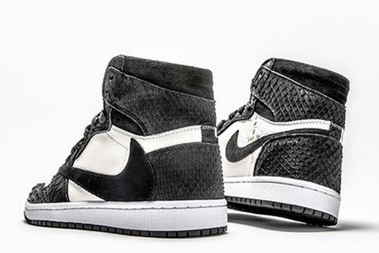 Travis Scott x Air Jordan 1 Charcoal