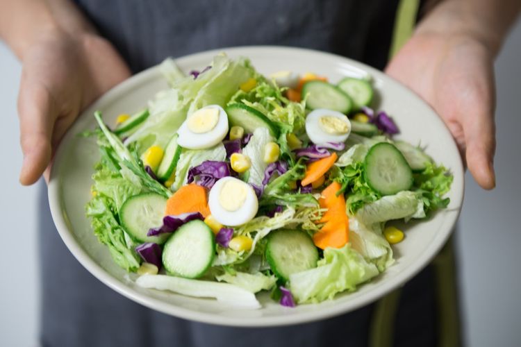Ilustrasi seporsi salad sayur segar.
