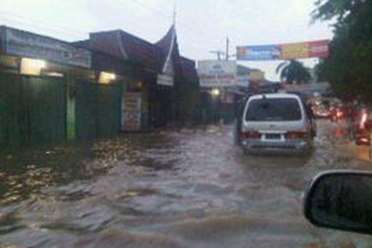 Banjir di Jl Alternatif, Cibubur-Cileungsi.