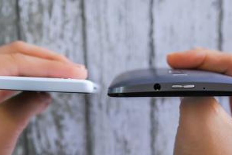 Sisi atas Xiaomi Mi 4i (kiri) dan Asus Zenfone 2. Kedua ponsel memuat lubang konektor jack audio 3,5mm di sini. Zenfone 2 juga menempatkan tombol daya