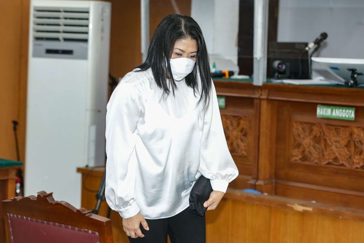 Terdakwa kasus dugaan pembunuhan berencana terhadap Nofriansyah Yosua Hutabarat atau Brigadir J, Putri Candrawathi menjalani sidang putusan di Pengadilan Negeri Jakarta Selatan, Senin (13/2/2023). Majelis hakim menjatuhkan vonis 20 tahun penjara.