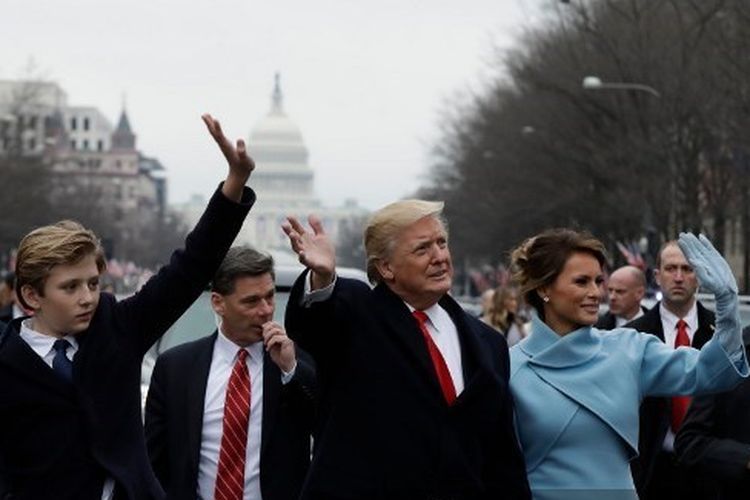 Presiden Donald Trump (tengah) bersama istrinya Melania Trump (baju biru) dan putra mereka, Barron, pada pelantikan Presiden AS di US Capitol, Washington DC, 20 Januari 2017.