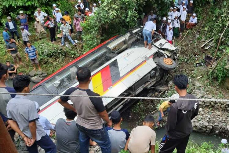 Kondisi bus yang mengangkut rombongan ASN Pemkab Agam, Sumatera Barat mengalami kecelakaan di Kabupaten Mandailing Natal, Sumatera Utara, Senin (8/2/2021). Sedikitnya, 2 orang dinyatakan meninggal dunia dan belasan lainnya masih mendapat perawatan di rumah sakit setempat.