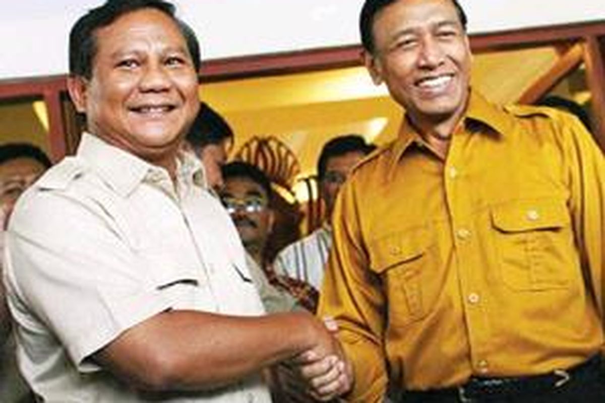 Ketua Dewan Pembina Partai Gerindra Prabowo Subianto (kiri) berkunjung ke Kantor DPP Partai Hanura dan diterima oleh Ketua Umum Partai Hanura Wiranto di Jakarta, Senin (13/4). Pertemuan tersebut antara lain membicarakan sejumlah permasalahan selama pemilu legislatif lalu.