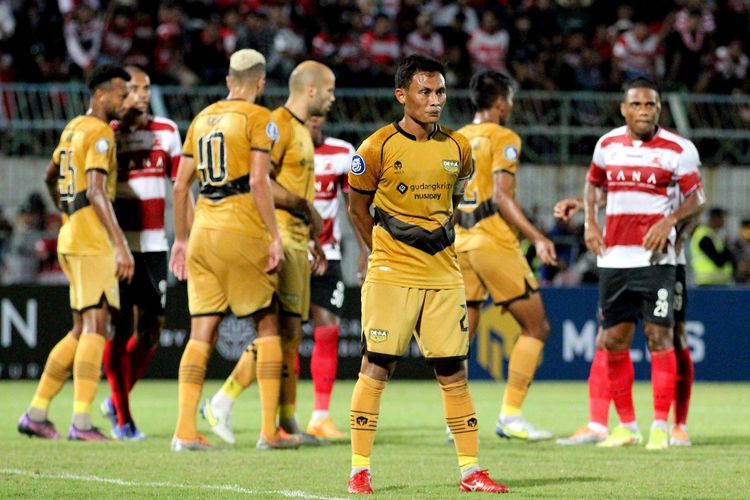 Kapten Dewa United FC Dias Angga saat pertandingan pekan 5 Liga 1 2022-2023 melawan Madura United yang berakhir dengan skor 2-1 di Stadion Gelora Bangkalan, Jumat (19/8/2022) malam.