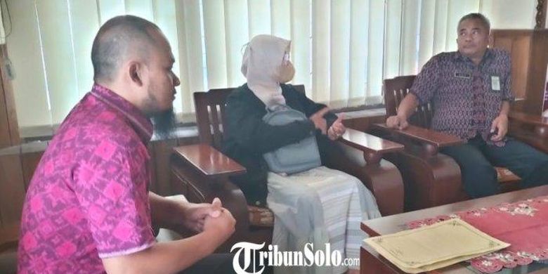 Warga berinisial A ketika diterima pejabat Inspektorat Sragen, Jawa Tengah, setelah mengadung seorang kepala desa di Kecamatan Kedawung yang tak kunjung menikahinya.