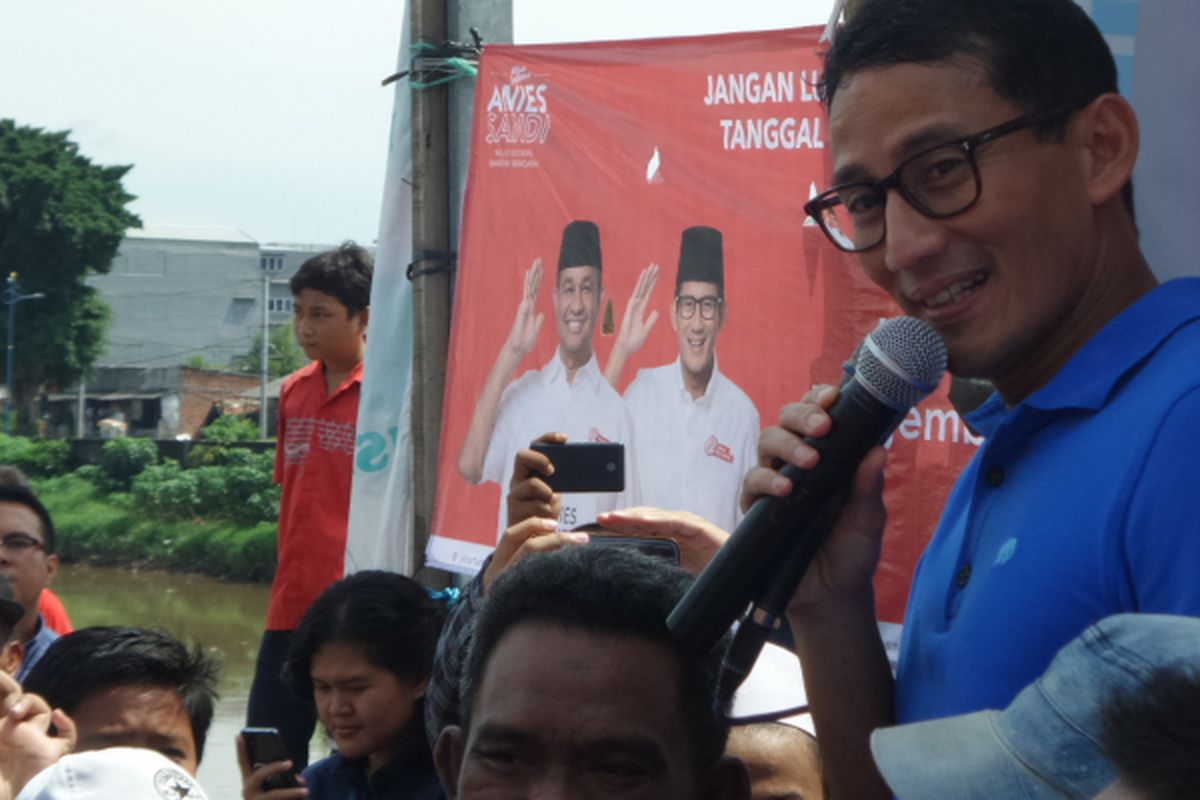 Calon wakil gubernur DKI Jakarta Sandiaga Uno menyapa warga di Jalan Tomang Pulo, Kelurahan Jati Pulo, Jakarta Barat, Rabu (28/3/2017).