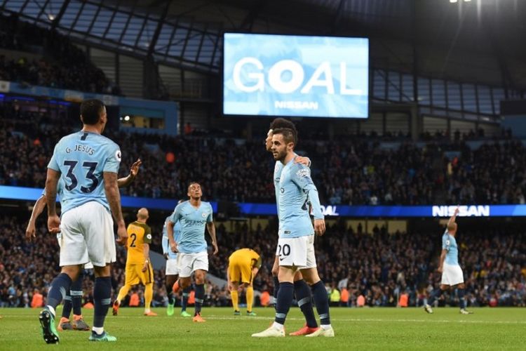 Bernardo Silva merayakan gol Manchester City ke gawang Brighton & Hove Albion pada pertandingan Premier League di Stadion Etihad, 9 Mei 2018. 