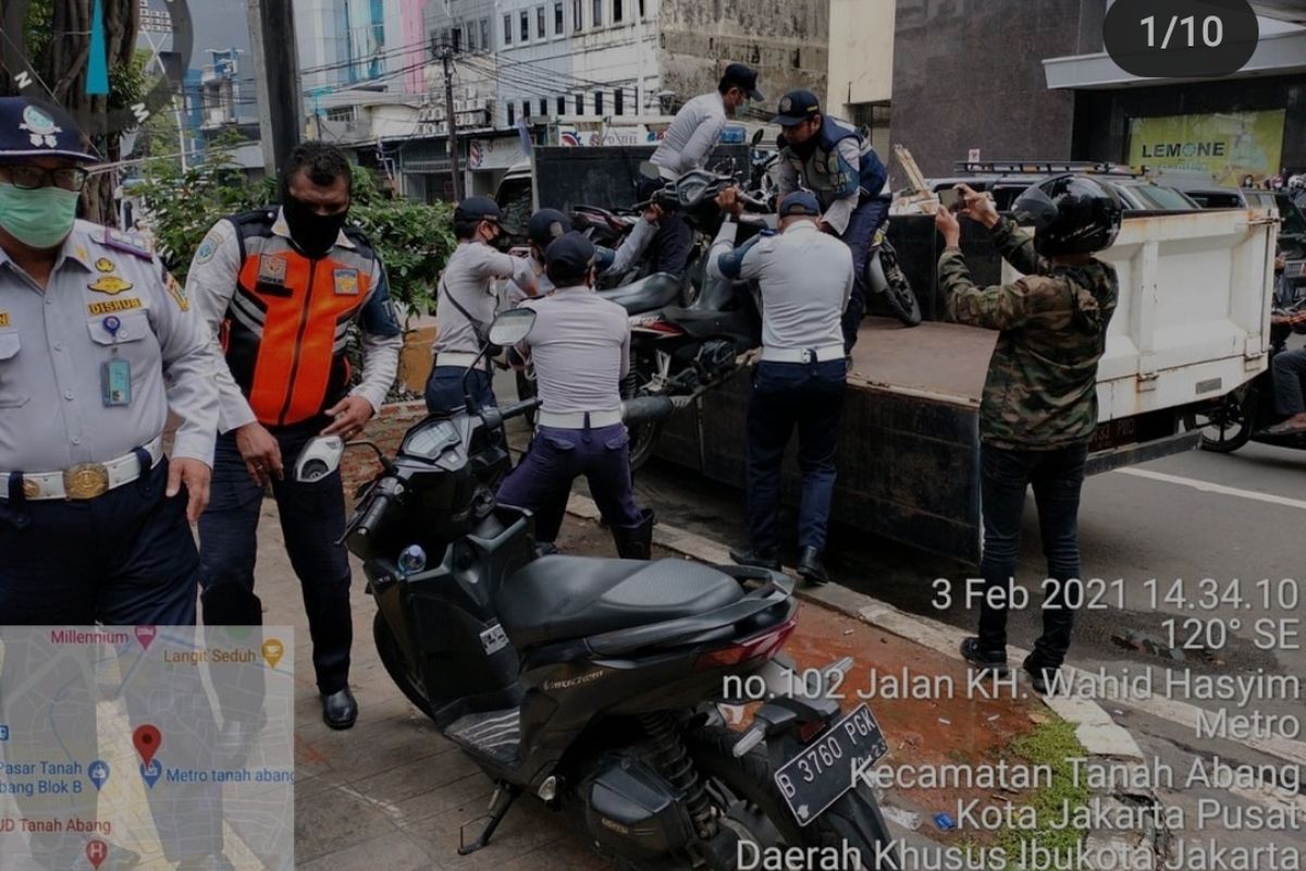Suku Dinas Perhubungan Jakarta Pusat menindak puluhan kendaraan yang parkir liar di Pasar Tanah Abang, Jakarta Pusat, Rabu (3/1/2021). Total ada 73 kendaraan yang parkir liar di trotoar dan ditindak oleh petugas. 
