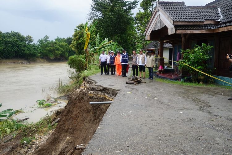 Bupati Blora, Arief Rohman cek longsoran yang terjadi di Bantaran Sungai Bengawan Solo, Blora, Jawa Tengah, Rabu (13/3/2024)