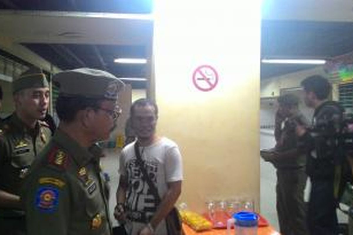Satuan Polisi Pamong Praja Jakarta Selatan merazia dua mal di kawasan Blok M pada Rabu (30/9/2015). Razia dilakukan karena adanya keluhan masyarakat melalui aplikasi Qlue soal masih adanya perokok di dalam gedung mal tersebut.