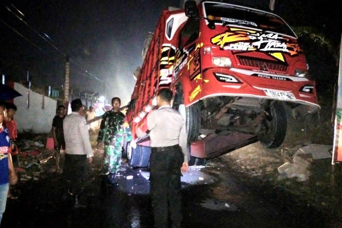 Truk bermuatan egg tray tertimpa gapura pembatas antara Desa Bendosari, Kecamatan Sanankulon dan Desa Ngaglik, Kecamatan Srengat, Kabupaten Blitar, Senin (8/1/2024) sore.