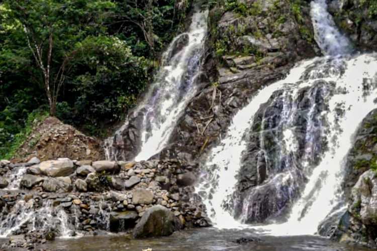 Suasana di Curug Cibingbin, di Bojong Koneng, Kec. Babakan Madang, Bogor, Jawa Barat, Senin (22/2/2021). Curug Cibingbin merupakan salah satu destinasi wisata trekking di kawasan Sentul City Bogor, untuk mencapai curug ini, wisatawan harus berjalan kaki selama 45 menit.