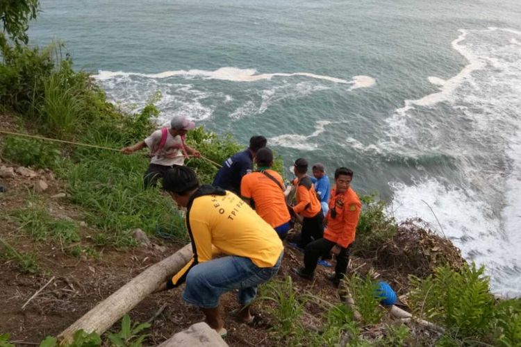 Anggota Basarnas dan tim gabungan mengevakuasi jasad korban terseret ombak di Pantai Gola Lawa, Desa Karangbolong, Kecamatan Buayan, Kabupaten Kebumen, Jawa Tengah, Kamis (16/1/2020).