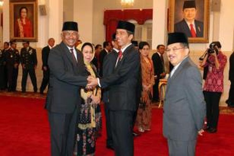Presiden Joko Widodo didampingi Wakil Presiden Jusuf Kalla berjabat tangan dengan pelaksana tugas Ketua KPK Taufiequrachman Ruki (kiri) usai dilantik di Istana Negara, Jakarta, Jumat (20/2/2015).