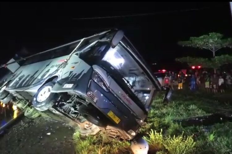 Sopir bus yang mengangkut Rombongan study tour SMPN 33 Garut Jawa Barat diamankan pihak kepolisian. Sopir diamankan setelah kejadian kecelakaan yang mengakibatkan 1 orang pengendara motor tewas. 