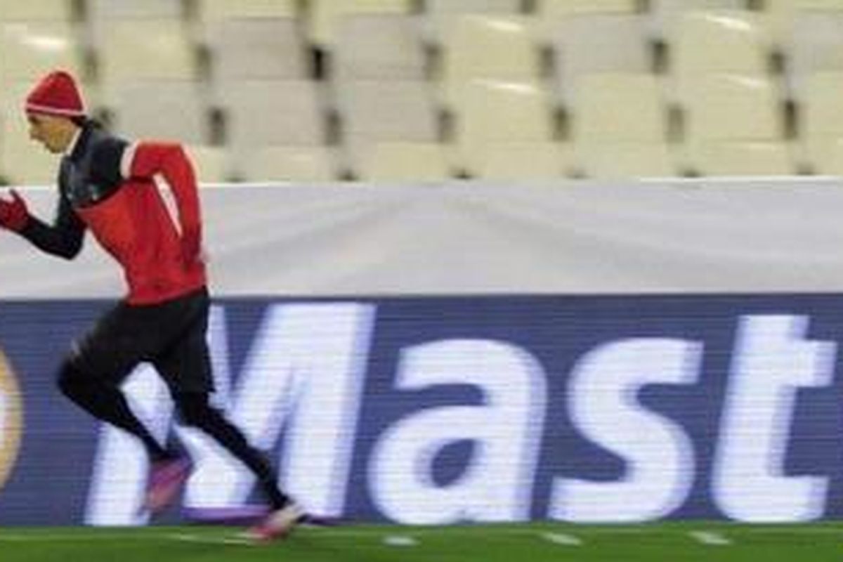 Penyerang Paris Saint-Germain (PSG), Zlatan Ibrahimovic, melakukan pemanasan.