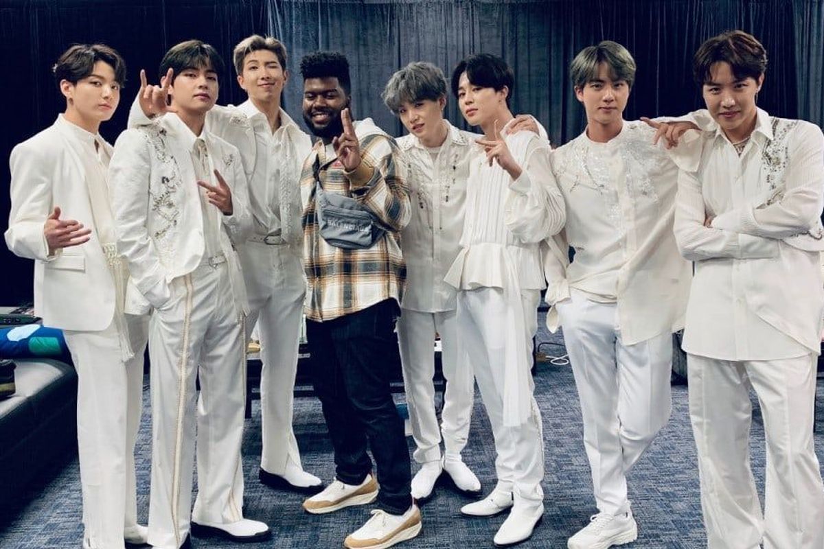 Artis musik AS Khalid menjumpai BTS di belakang panggung konser Speak Yourself di Rose Bowl Stadium di Pasadena, California, Minggu (5/5/2019).