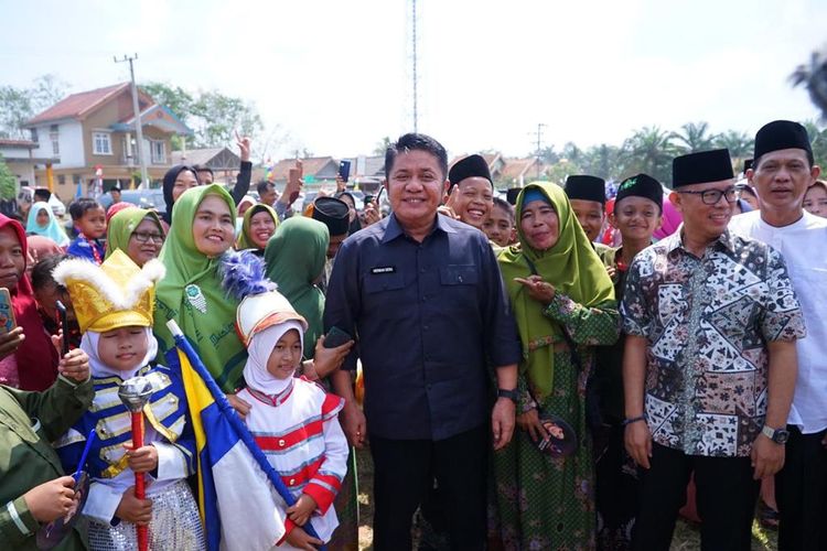  Gubernur Sumatera Selatan (Sumsel) Herman Deru saat menghadiri pengajian akbar dalam rangka Bersih Desa sekaligus menyambut 1 Muharram 1445 Hijriah (H) di Desa Mitra Kencana SP7 Kecamatan Peninjauan Kabupaten OKU, Kamis (13/7/2023).
