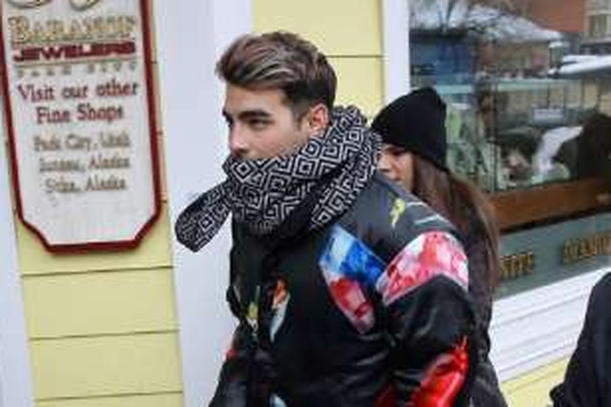 Penyanyi Joe Jonas mengenakan syal ISHU saat menghadiri Sundance Film Festival pada Januari 2016 lalu.