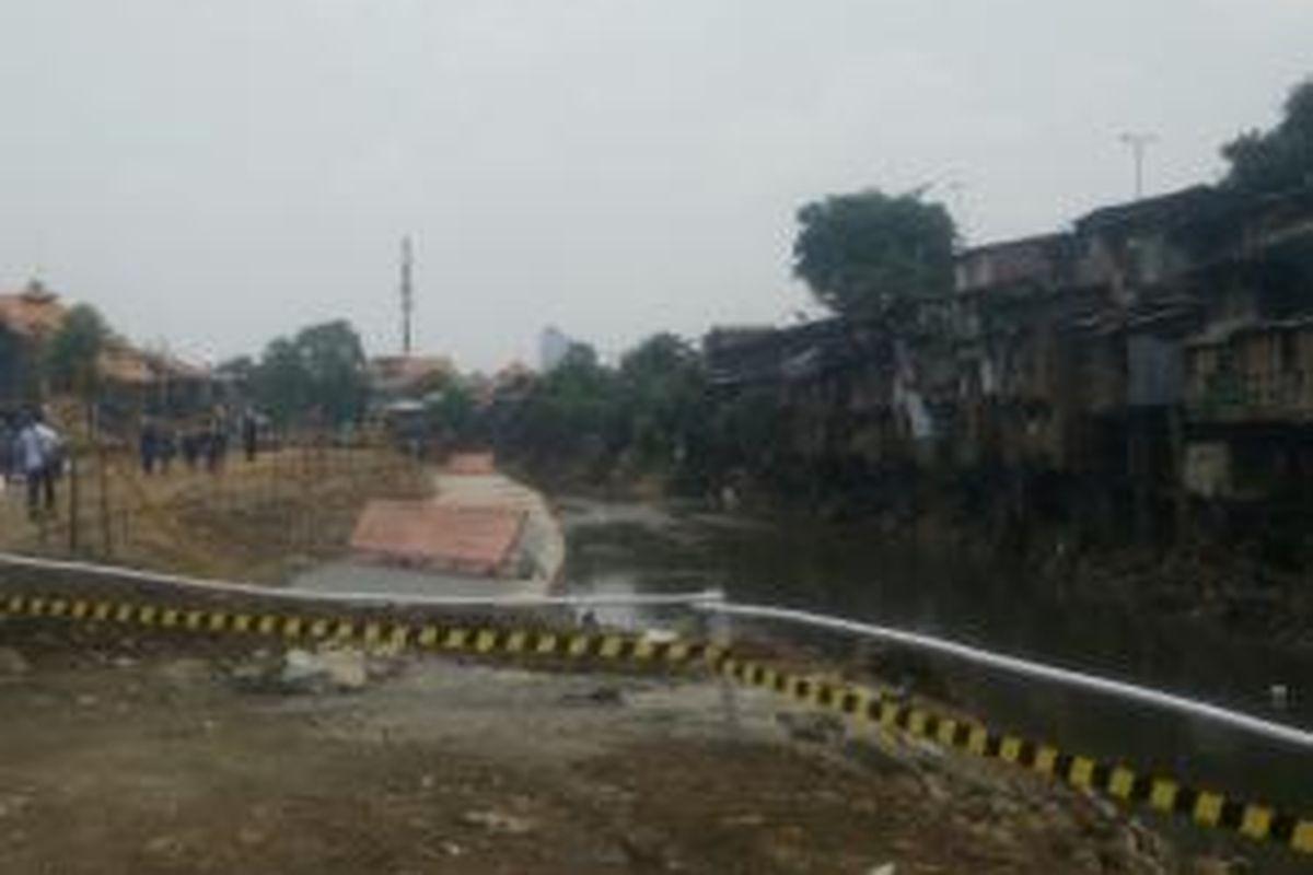 Proyek normalisasi Kali Ciliwung, di Kampung Pulo, Jakarta Timur. Foto diambil Senin (12/10/2015).