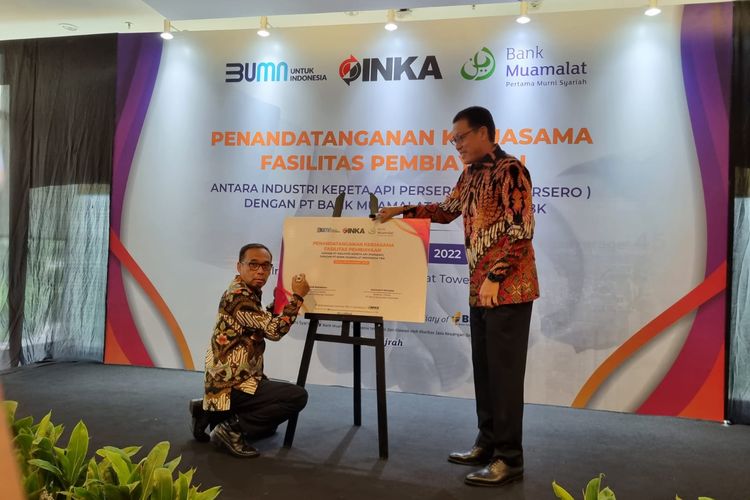 (kiri-kanan) Direktur Utama PT INKA Budi Noviantoro dan Direktur Utama Bank Muamalat Achmad K. Permana saat seremoni penandatanganan kerja sama di Muamalat Tower, Jakarta, Jumat (30/9/2022).