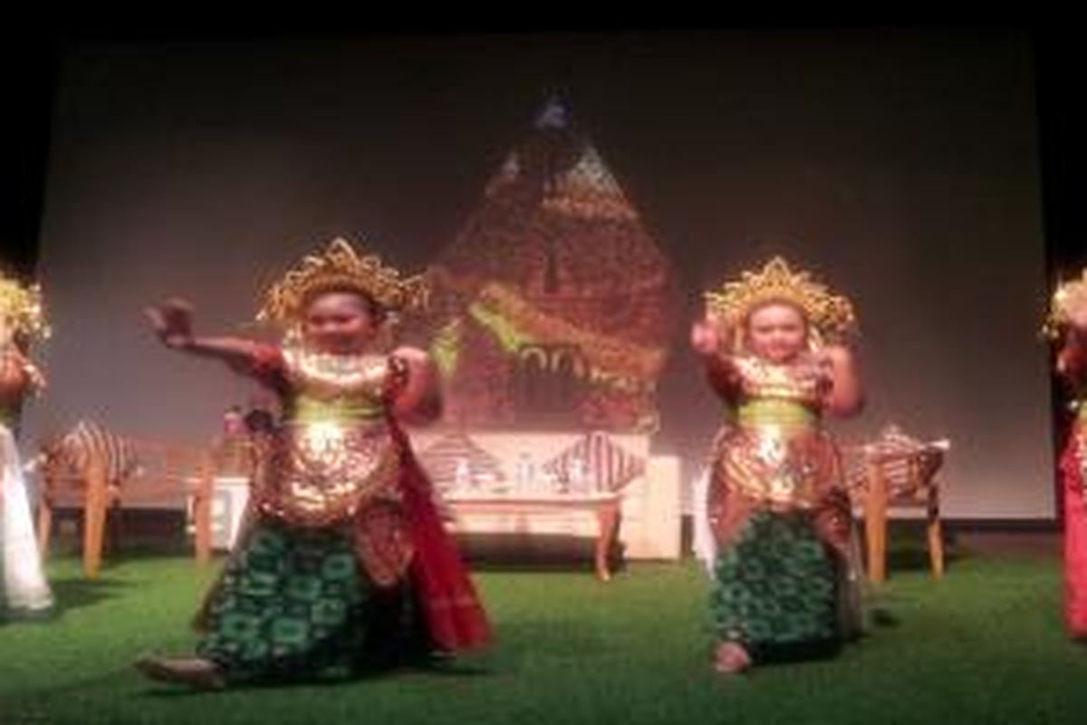 Salah satu kelas menari tarian tradisional di Pinisi Edutainment Park, Pasaraya Blok M lantai 9.