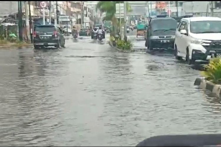 Salah satu ruas jalan di Kota Dumai, Riau, digenangi banjir rob atau air laut sedang pasang, Selasa (20/10/2020).