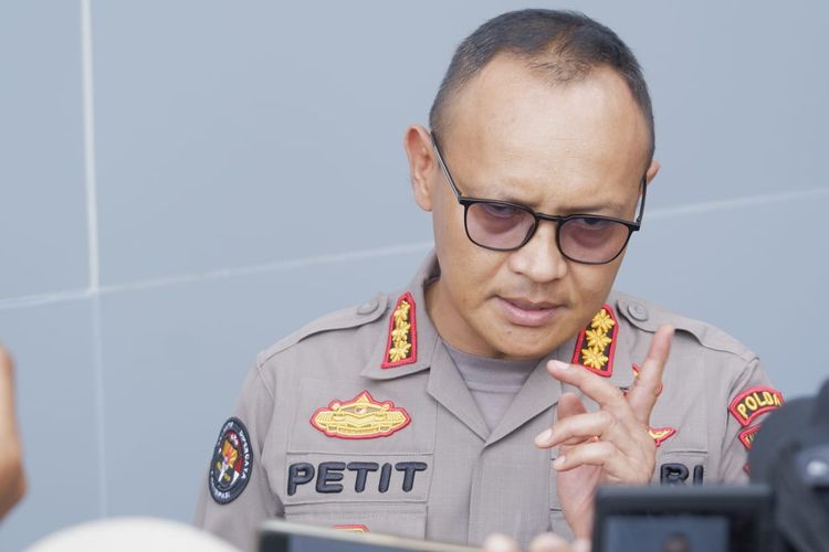 Kepala Bidang Humas Polda Kalbar Kombes Pol Raden Petit Wijaya