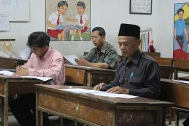 Peserta UN Paket C sedang mengerjakan soal-soal di SDN Borobudur 2, Kabupaten Magelang, Selasa (14/4/2015).