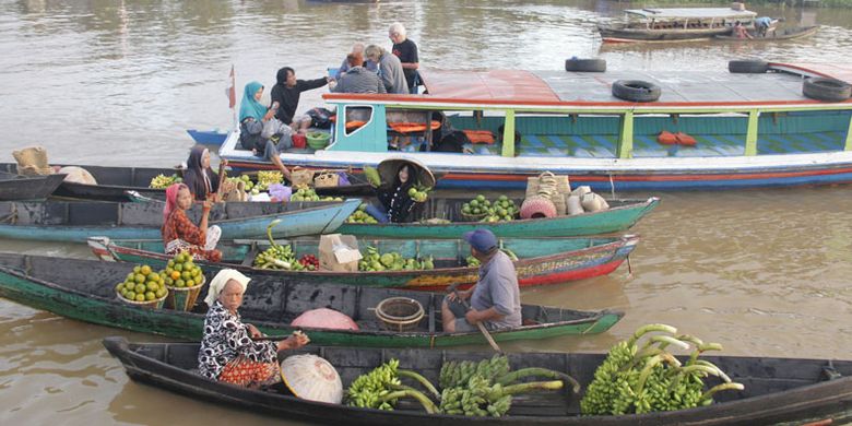 Para pedagang tradisional di Pasar Terapung Lok Baintan, Desa Sungai Pinang, Kecamatan Sungai Tabuk, Kabupaten Banjar, Kalimatan Selatan, Rabu (26/4/2017).