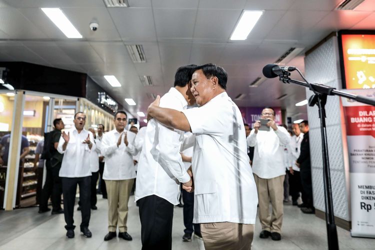 Presiden Joko Widodo dan Ketua Umum Partai Gerindra, Prabowo Subianto memberikan keterangan pers di Stasiun MRT Senayan, Jakarta Pusat, Sabtu (13/7/2019). Kedua kontestan dalam Pemilihan Umum Presiden dan Wakil Presiden tahun 2019 lalu ini bertemu di Stasiun MRT Lebak Bulus dan selanjutnya naik MRT dan diakhiri dengan makan siang bersama.