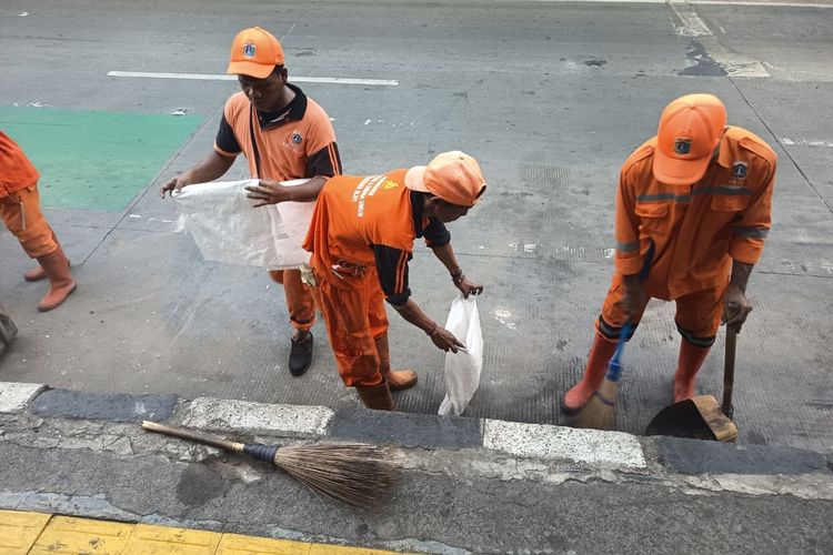 Pasukan Oranye Bersihkan Puing dan Serpihan Kaca Sisa Kericuhan di Kemanggisan Jakbar