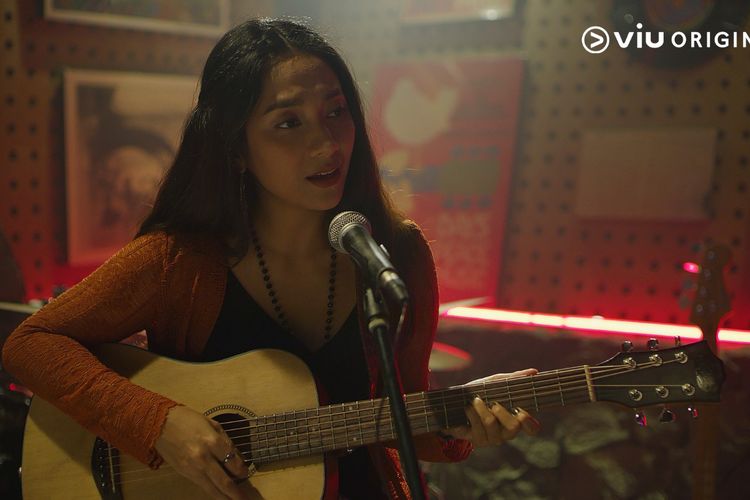 Meski jago dalam bermain ukulele, Dinda Kirana tetap harus berlatih lagi agar bisa main gitar di serial Write Me A Love Song.