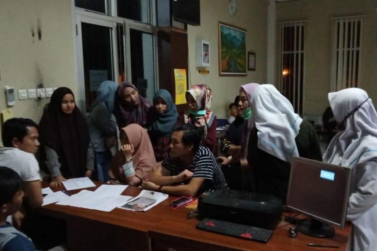 Para korban arisan online membuat laporan di Polresta Palembang, lantaran bandar arisan telah kabur. Setidaknya para korban mengalami kerugian hingg ratusan juta rupiah akibat kejadian tersebut, Kamis (28/3/2019).
