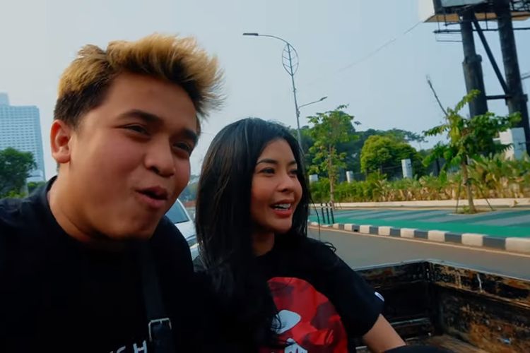 Billy Syahputra dan kekasihnya Elvia Cerolline jalan-jalan ke mal pakai mobil bak.