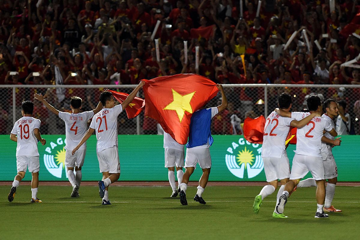 Para pemain Timnas Vietnam merayakan kemenangan atas Indonesia usai laga final sepak bola SEA Games 2019 yang digelar di Stadion Rizal Memorial, Filipina, Selasa (10/12/2019) malam. Vietnam berhasil meraih medali emas sepak bola SEA Games setelah menundukkan Indonesia dengan skor 3-0.