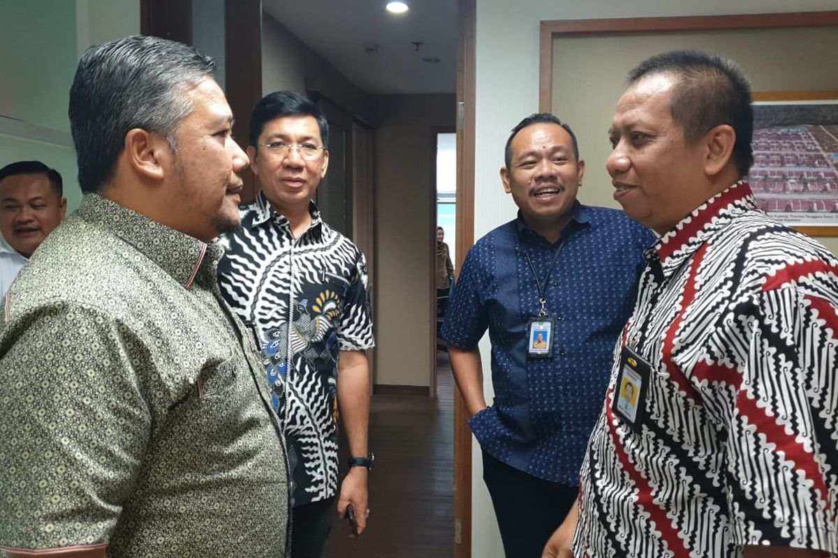 
Direktur Rumah Umum dan Komersial Ditjen Penyediaan Perumahan Kementerian PUPR Yusuf Hariagung (kanan) berbincang-bincang dengan Kepala Dinas Perkim Provinsi Sumsel (kedua dari kiri) usai Rakor Persiapan Ground Breaking P2BK di Kantor Kementerian PUPR, Jakarta, Jumat (17/1/2020)