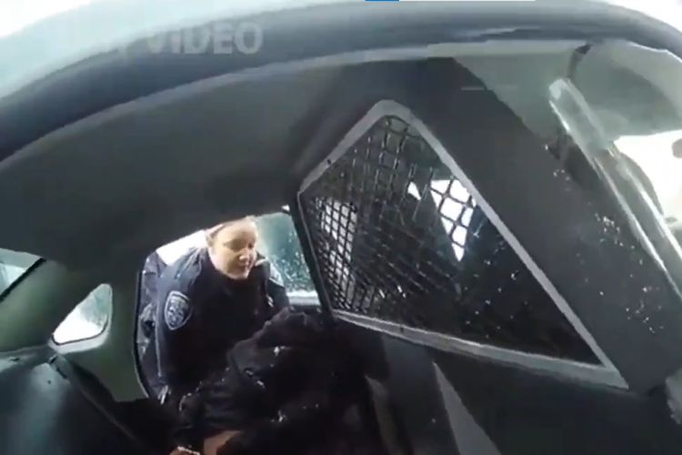 Tangkapan layar dari video bodycam polisi Amerika Serikat di kota Rochester, memborgol gadis cilik kulit hitam berusia 9 tahun dan menyemprotkan merica saat dia melawan, pada Jmat (29/1/2021).